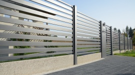 Z podmurówką czy bez? Ważny detal przy budowie ogrodzenia